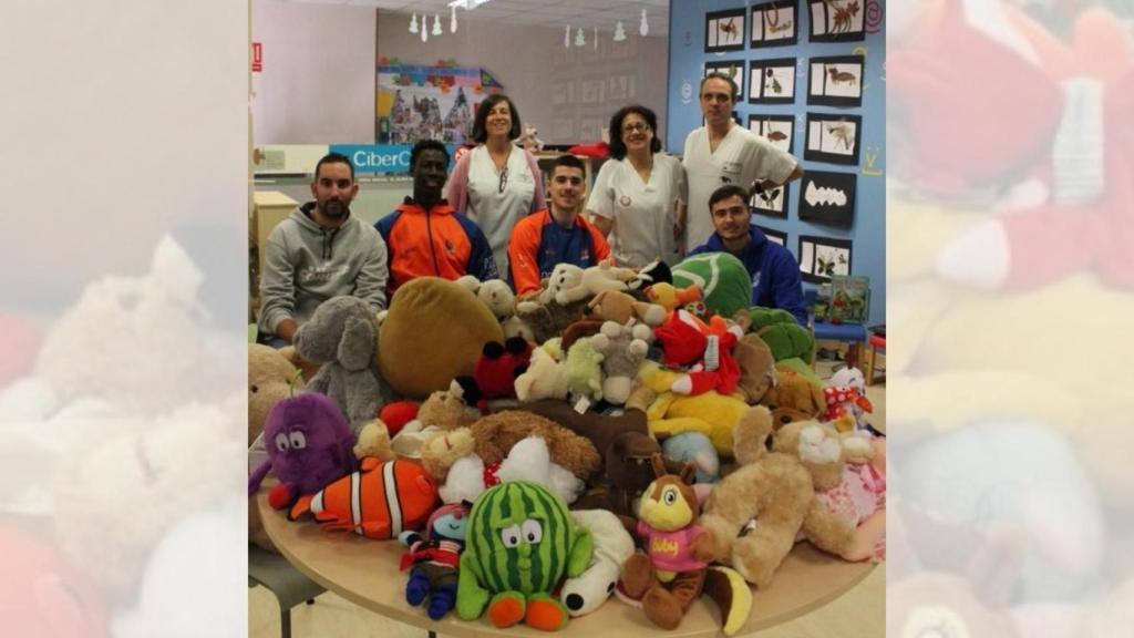 Entrega de los peluches recogidos en 2019 para el Hospital Materno Infantil.