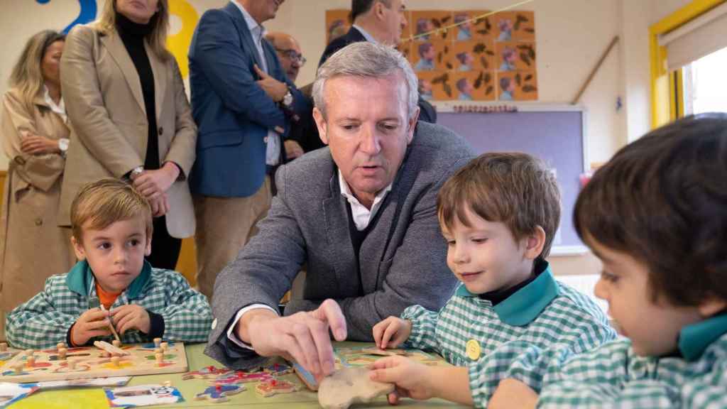 El presidente de la Xunta, Alfonso Rueda, visita un colegio en O Porriño (Pontevedra).