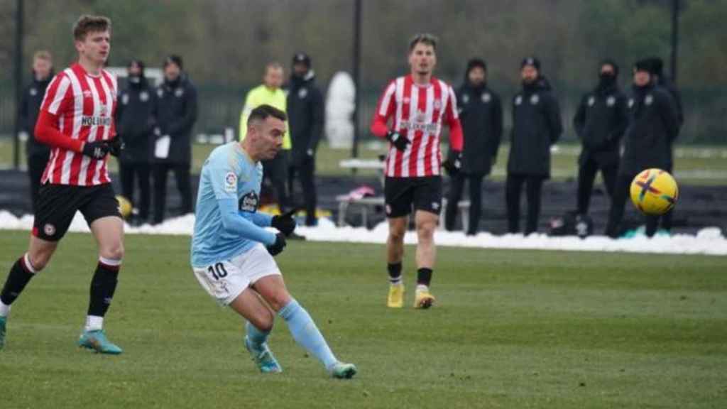 Iago Aspas ante el Brentford.