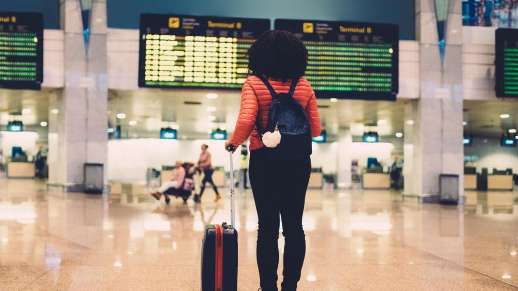 Imagen de archivo mujer viajando sola