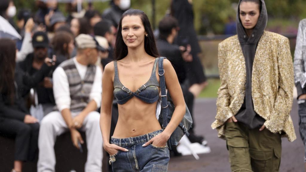 La modelo Bella Hadid desfilando para Givenchy