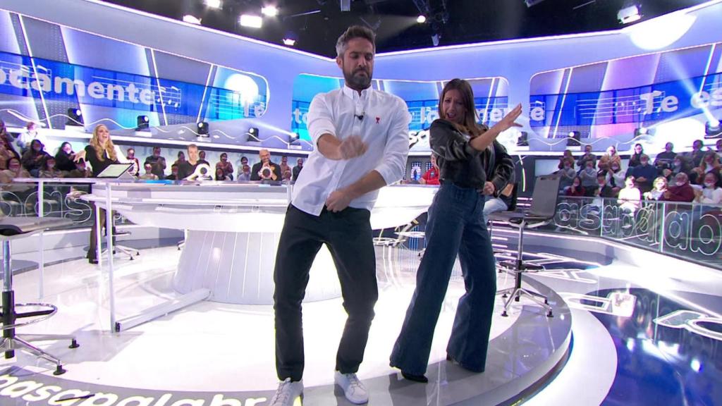 Ana  Ruiz y Roberto Leal en el plató de 'Pasapalabra'