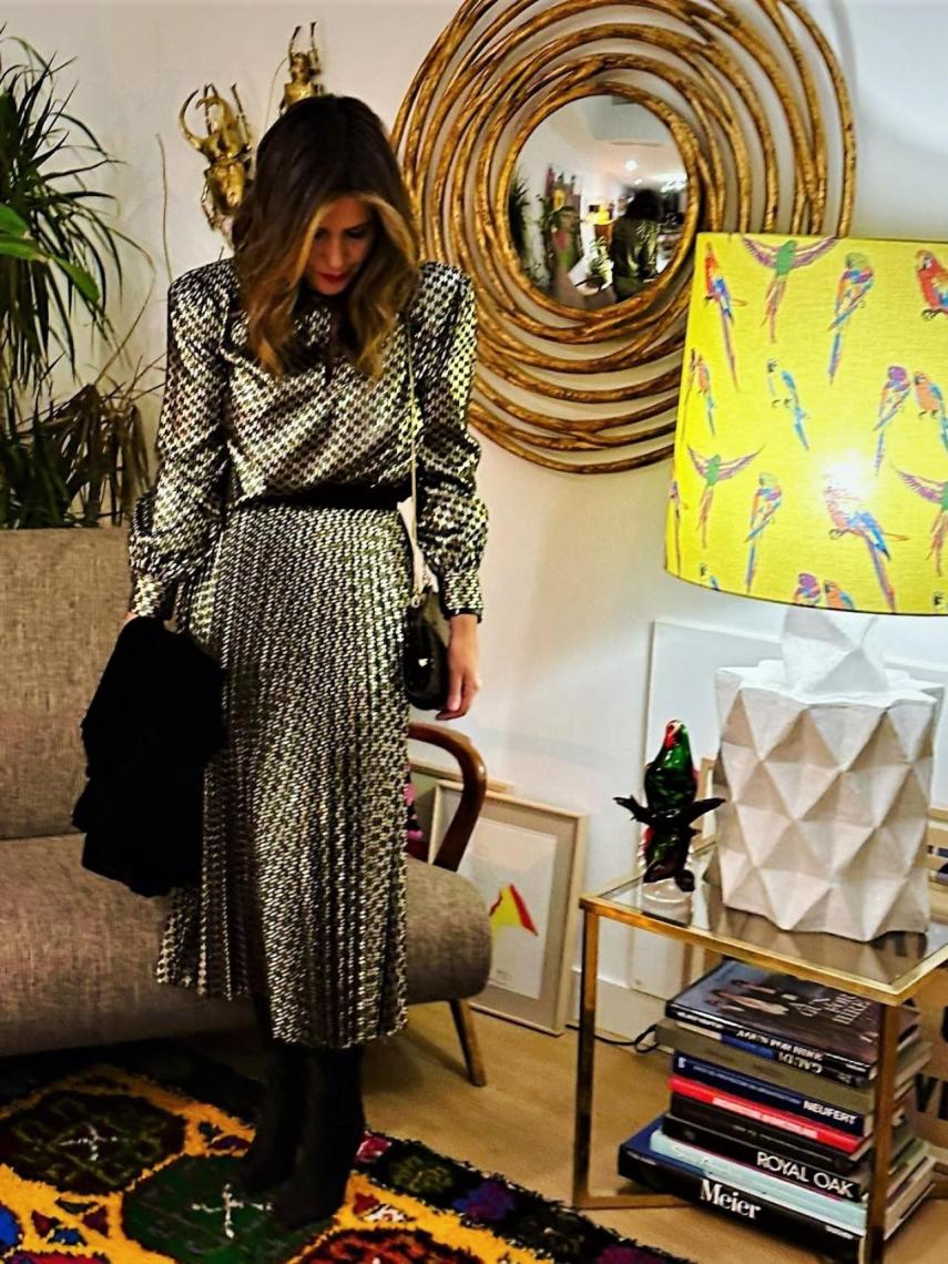 La presentadora posa en el salón de su casa con el 'look'.