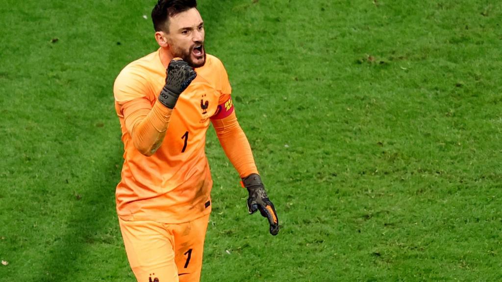 Lloris dando instrucciones en el terreno juego.