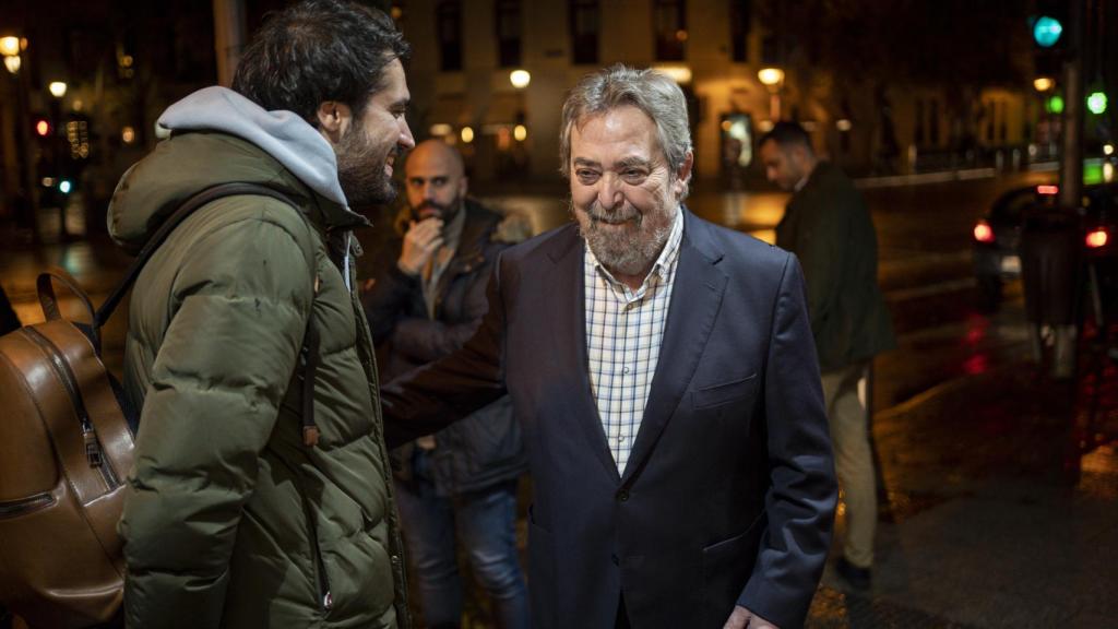El exministro Juan Alberto Belloch, sonríe a Daniel Ramírez.