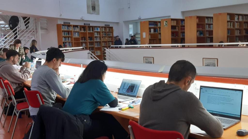 Alumnos en la biblioteca de la facultad.