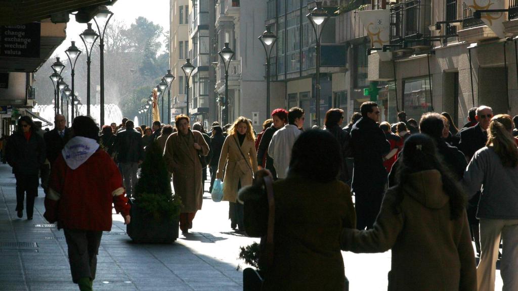 Gente pasando por una céntrica calle de Valladolid