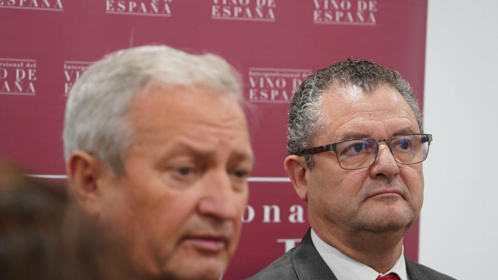 El consejero de Agricultura, Ganadería y Desarrollo Rural, Gerardo Dueñas; junto al presidente de la Interprofesional del Vino en España, Ángel Villafranca, hoy en Valladolid