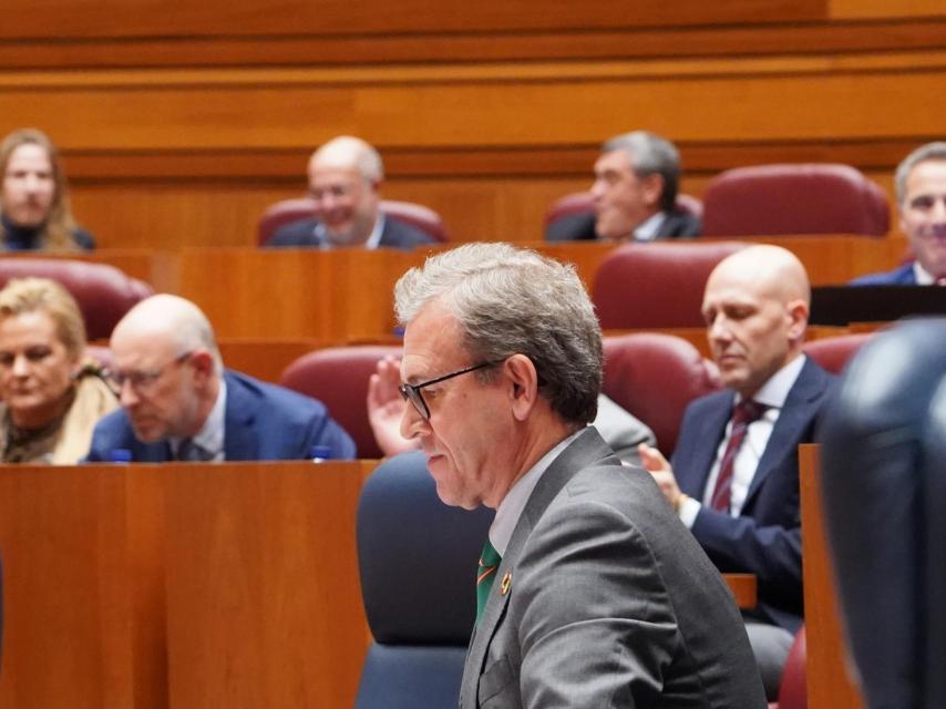 El consejero de Industria, Mariano Veganzones, durante su intervención en las Cortes este miércoles.