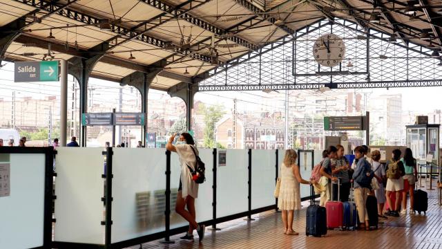 Viajeros esperando la salida de un tren en la estación Campo Grande de Valladolid