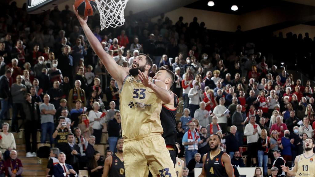 Nikola Mirotic realiza una entrada a canasta ante el Monaco