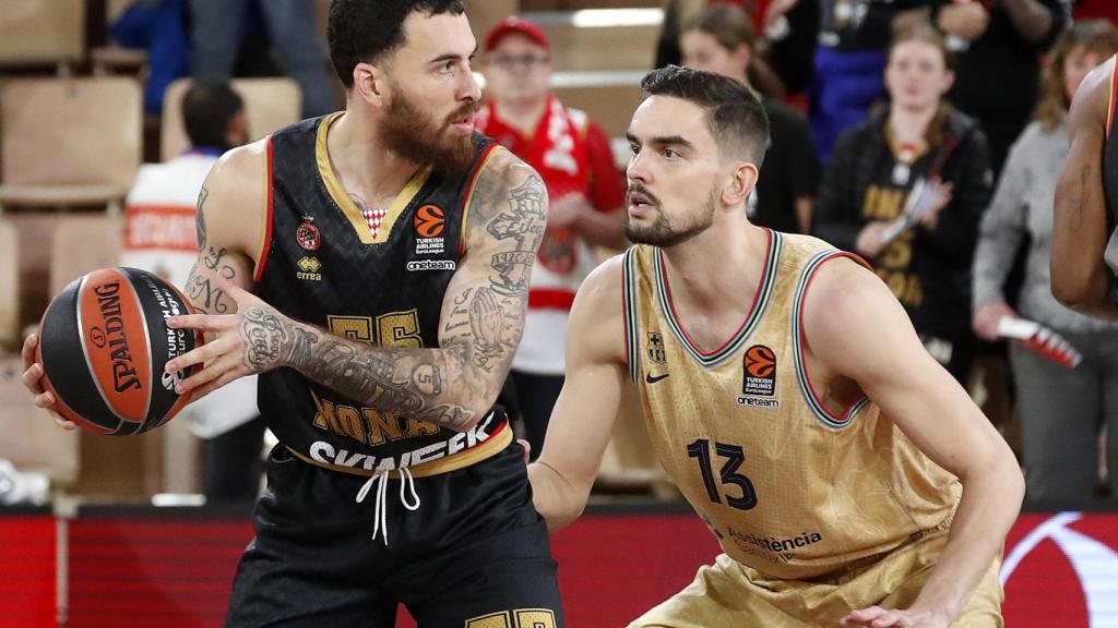 Mike James es defendido por Satoransky en una jugada del AS Mónaco