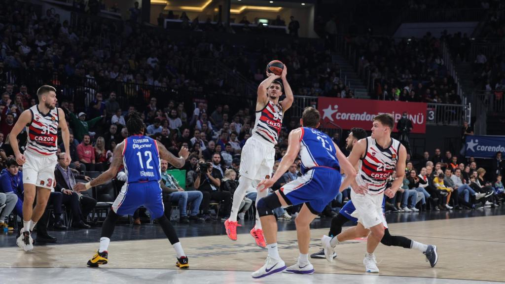 Vanja Marinkovic se levanta delante de la defensa de Anadolu Efes y anota