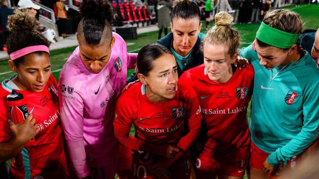 Jugadoras de un equipo de la NWSL en una charla