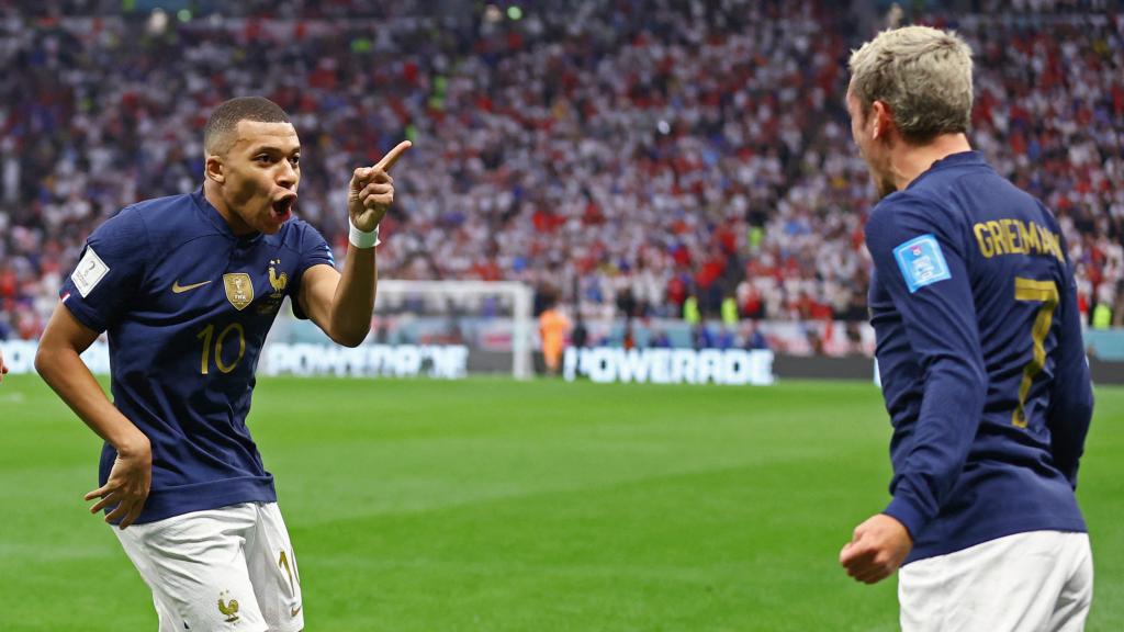Kylian Mbappe, Antoine Griezmann y Theo Hernández celebran un gol de Francia
