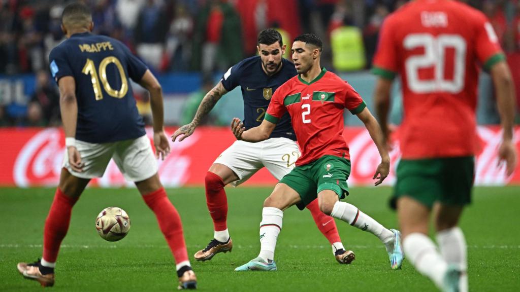 Achraf, con el balón ante Theo y Mbappé