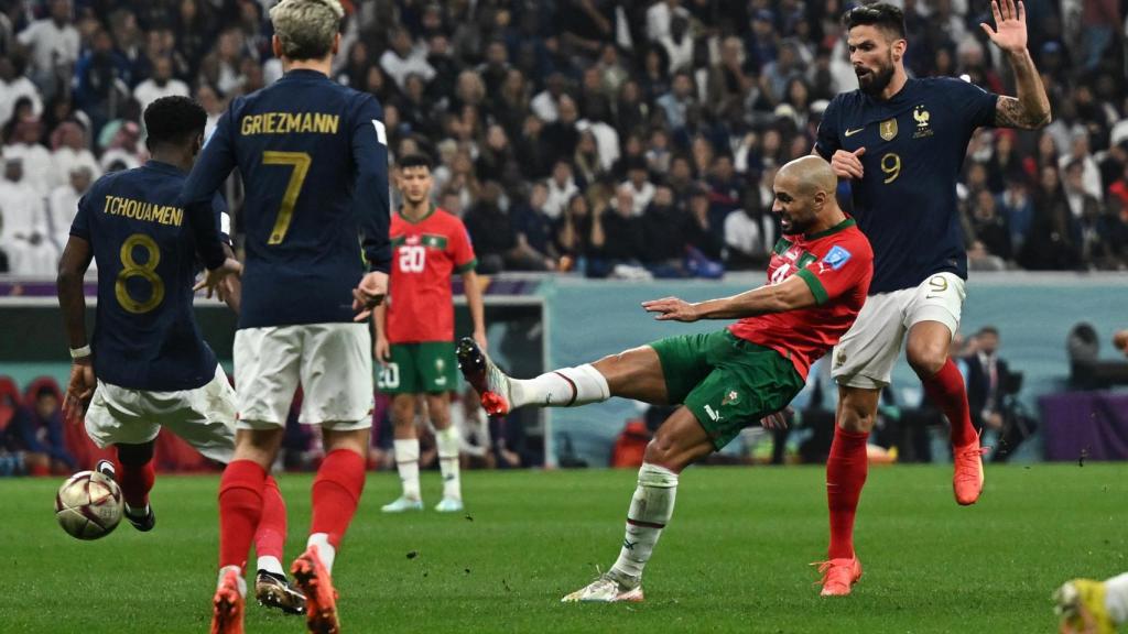 Disparo de Amrabat desde la frontal del área.