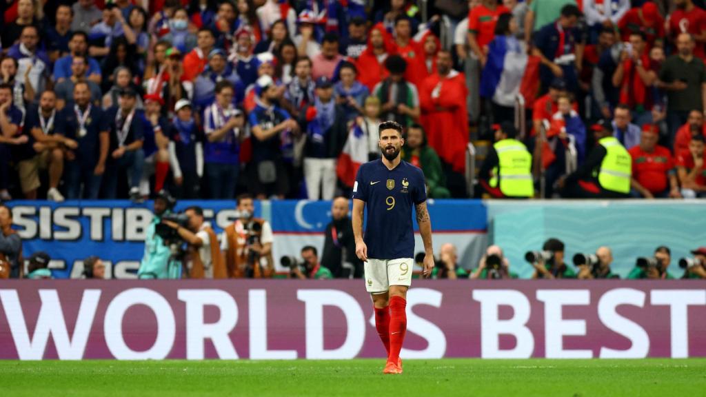 Giroud camina en el terreno de juego completamente solo.