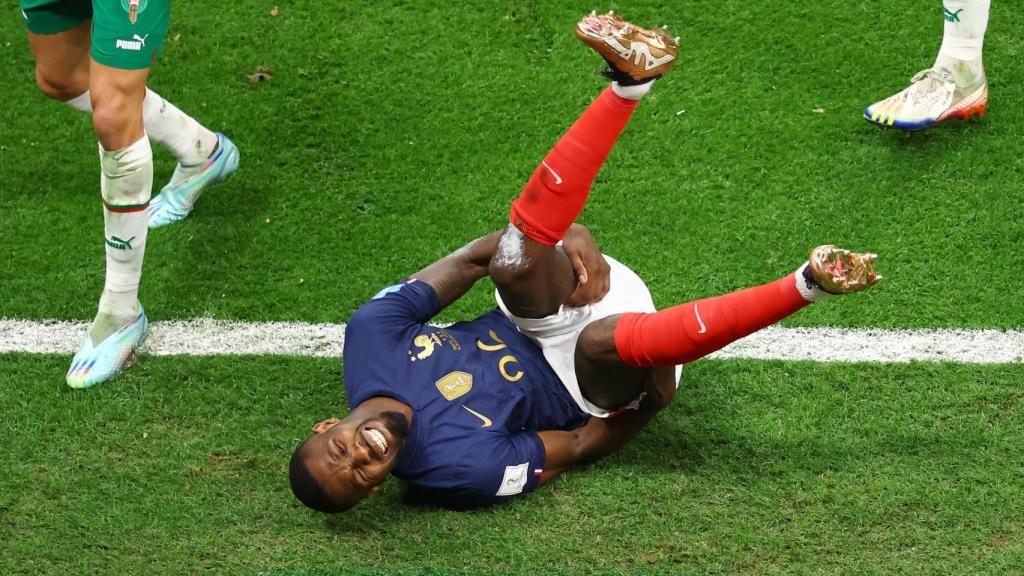 Thuram rueda en el suelo tras una entrada de la defensa de Marruecos.