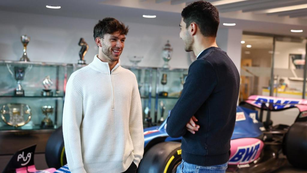 Pierre Gasly y Esteban Ocon en la fábrica de Enstone