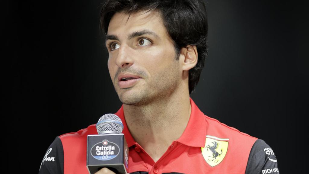 Carlos Sainz Jr., durante acto de su patrocinador Estrella Galicia en el museo MEGA