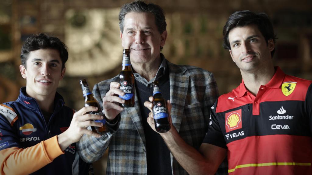 Marc Márquez y Carlos Sainz, durante la visita que han realizado a las instalaciones de Estrella Galicia junto al presidente ejecutivo de Hijos de Rivera, Ignacio Rivera