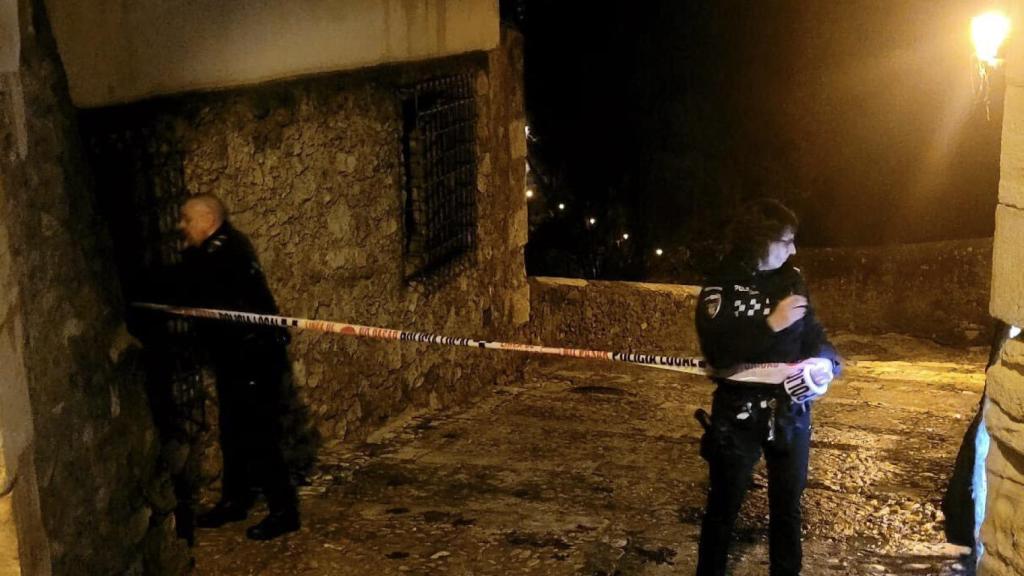 Dos policías locales de Cuenca acordonando una calle.