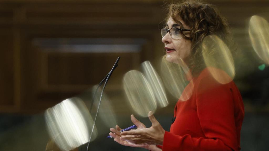 La ministra de Hacienda, María Jesús Montero, interviene durante la sesión de control del Gobierno celebrada este miércoles en el Congreso.