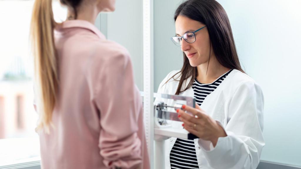 Mujer en la consulta con doctora.
