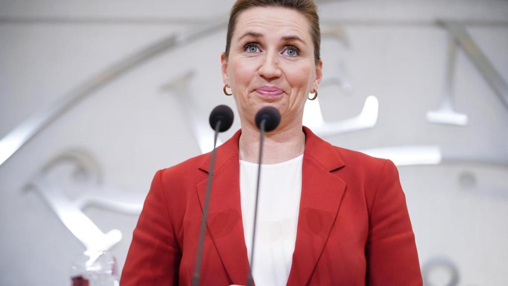 La primera ministra Mette Frederiksen (C) de los socialdemócratas presenta un nuevo gobierno. danés en el castillo de Marienborg, Dinamarca