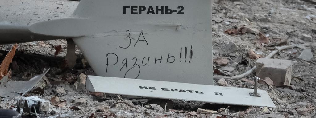 Partes de uno de los drones caídos sobre Kiev en uno de los edificios destruidos por el ataque.