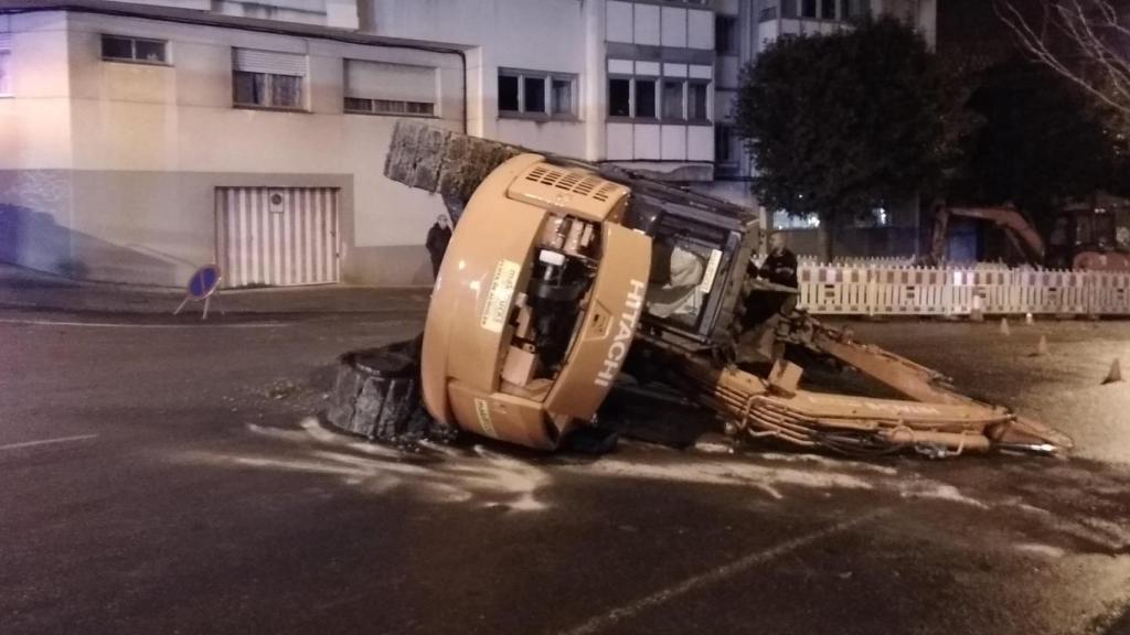 La excavadora volcada este miércoles en Oleiros.
