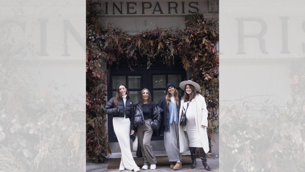 Carla Estévez, Omaira Marcos, Patricia García e Iria Lata frente al Cine París de A Coruña.