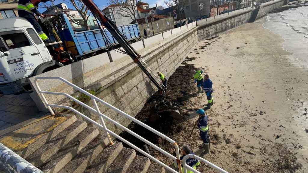 Limpieza del fuel en las playas de A Illa (Pontevedra), en una foto de archivo.