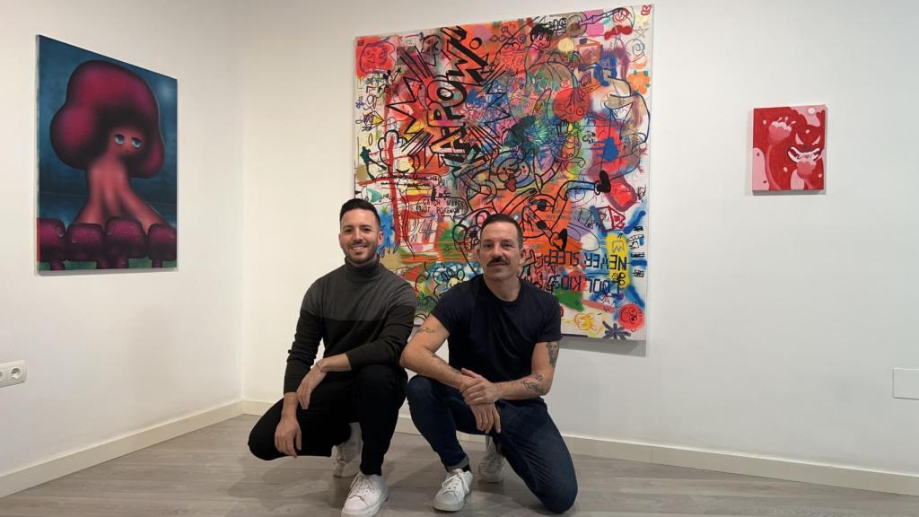 Pedro Alarcón y Christian Mellado junto a una de las obras.