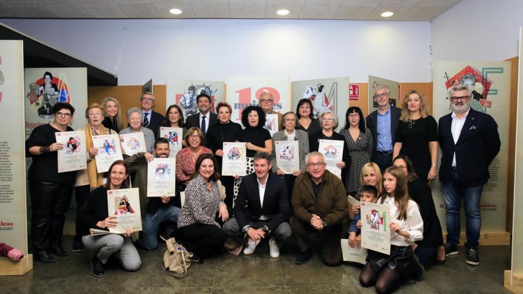 Las doce mujeres pioneras y sus familiares con las autoridades, en la presentación.