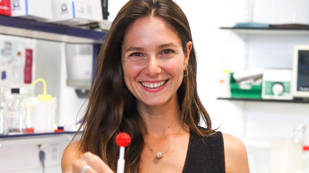 Diana posando con el 'chupachups inteligente'