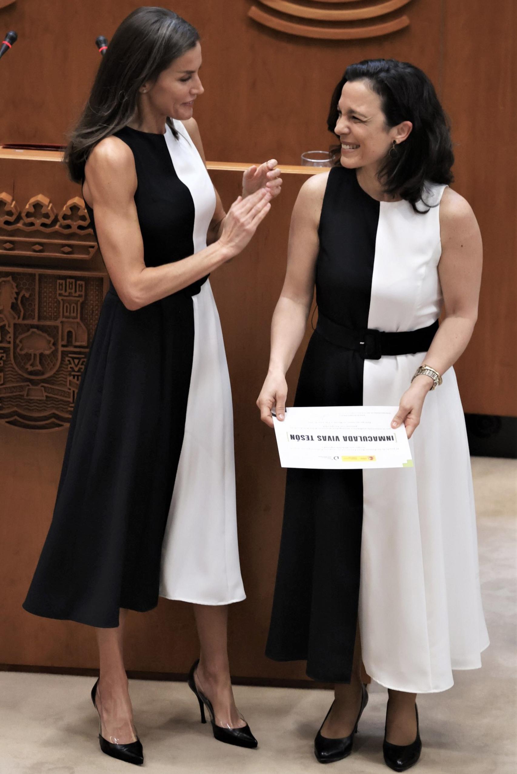 La Reina e Inma Vivas Tesón, con el mismo vestido de Mango.