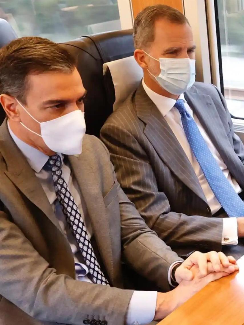 El presidente del Gobierno, Pedro Sánchez, y el Rey Felipe VI, en el estreno del nuevo tramo del AVE hasta Burgos.
