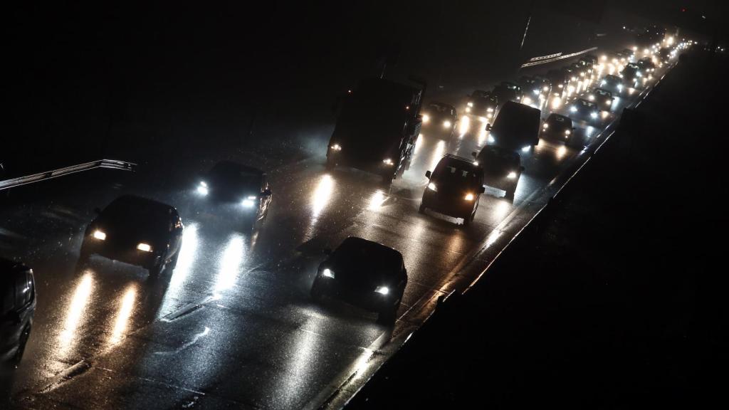 Caravana de vehículos en la A-42.