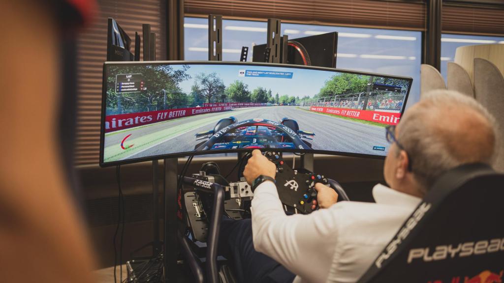 Albert Triola, director general de Oracle España y vicepresidente senior para EMEA, probando el simulador.