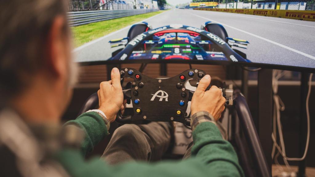 Uno de los suscriptores probando el simulador.