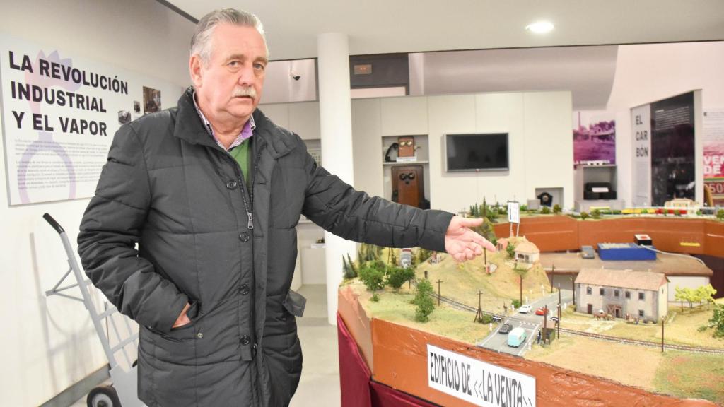 El alcalde, junto a la maqueta del Museo del Ferrocarril