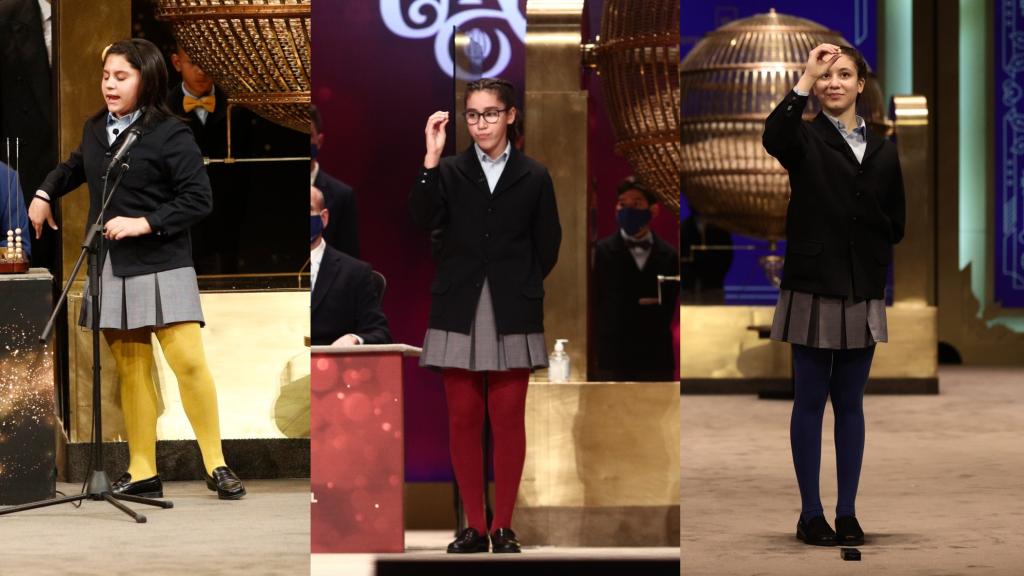 Niñas cantando la Lotería de Navidad en 2018, 2020 y 2021.