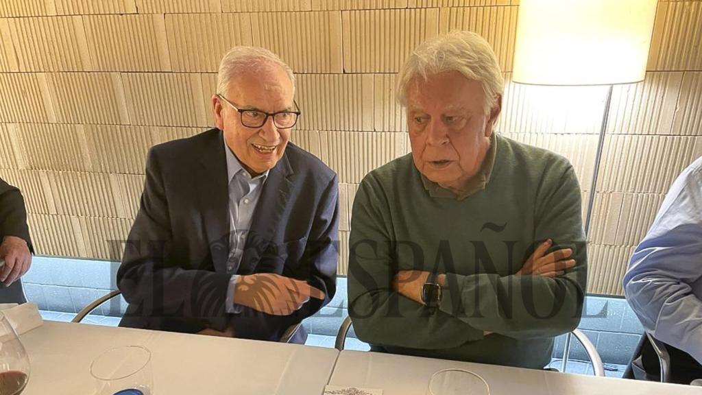 Felipe González y Alfonso Guerra, juntos en la cena.