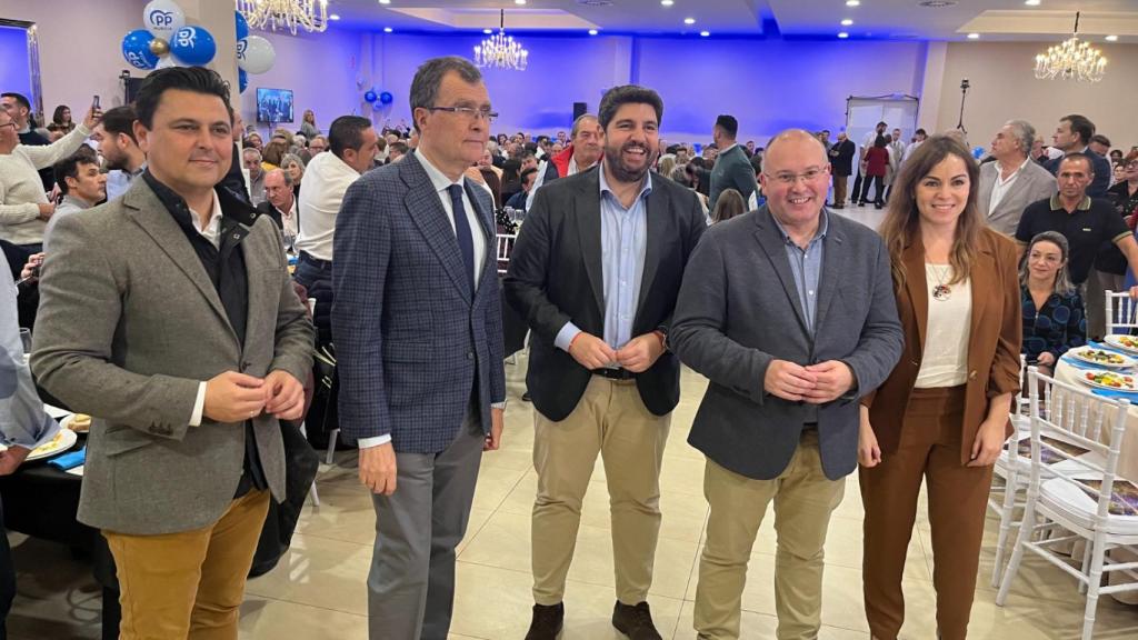 José Miguel Luengo, secretario general del Partido Popular de la Región de Murcia; el exalcalde de Murcia, José Ballesta, el presidente del PP en la Región de Murcia, Fernando López Miras, el vicesecretario de Organización del PP nacional, Miguel Tellado,  y la vicesecretaria de Política Territorial del PP regional, Rebeca Pérez, en una cena con militantes.