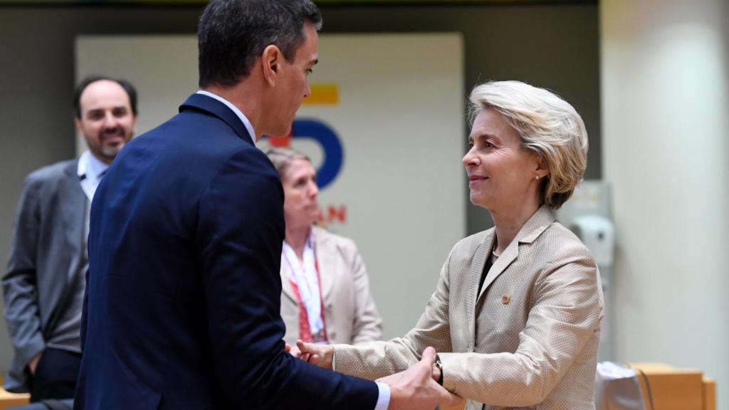 Pedro Sánchez conversa con Ursula von der Leyen durante la cumbre con la ASEAN de este miércoles