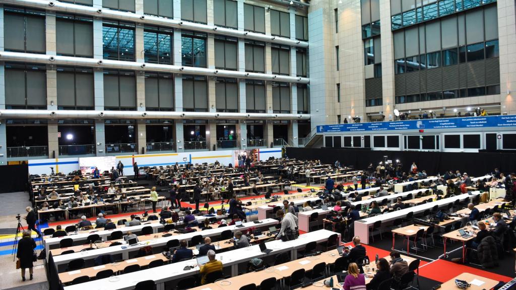 Los corresponsales europeos, en la sala de prensa esperando a los resultados de la cumbre