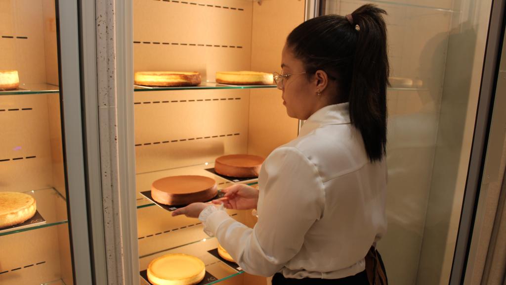 Paula, una trabajadora de Álex Cordobés, colocando las tartas de la tienda.