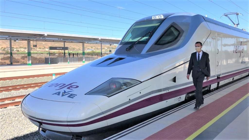El presidente de la Región de Murcia pide que el AVE no se pare en Elche, en la imagen su estación y el alcalde Carlos González.